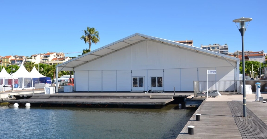 Réalisation à Cannes - montage d'une structure bardée pour un grand salon